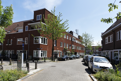 914287 Gezicht in de Jekerstraat te Utrecht, uit het noorden, met links de ingang van de Bolksbeekstraat.
